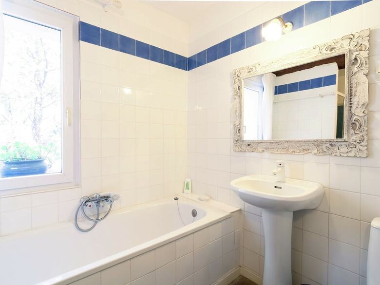 Welcoming Villa With Private Garden In Bages