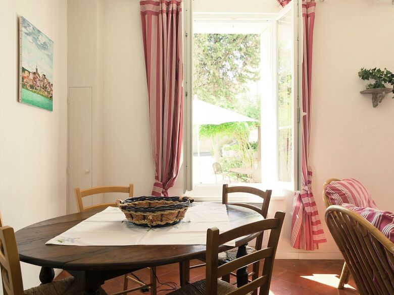 Welcoming Villa With Private Garden In Bages