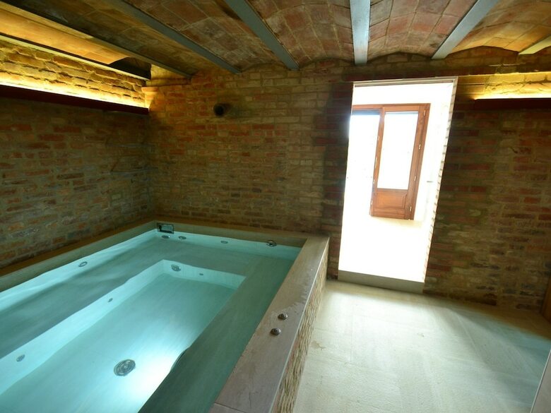 Amazing Farmhouse In Montecatini Terme With Jacuzzi