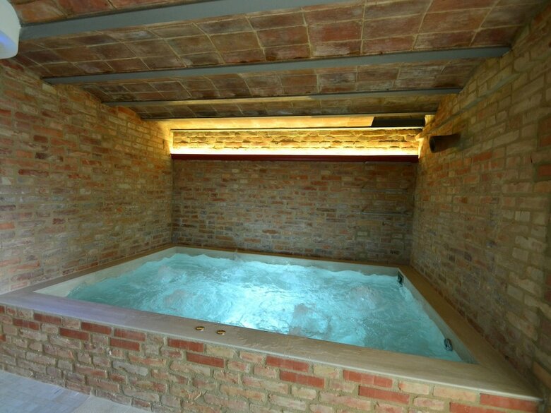 Amazing Farmhouse In Montecatini Terme With Jacuzzi