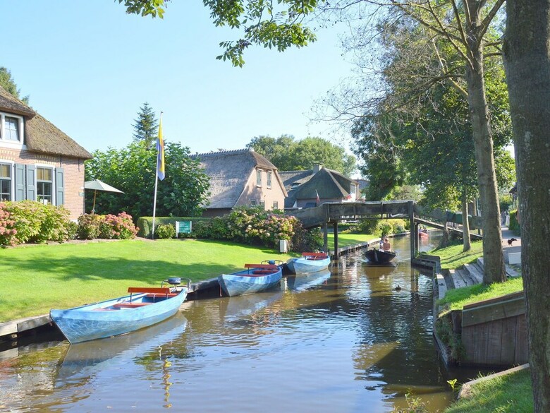 Peaceful Holiday Home In Ossenzijl With Garden
