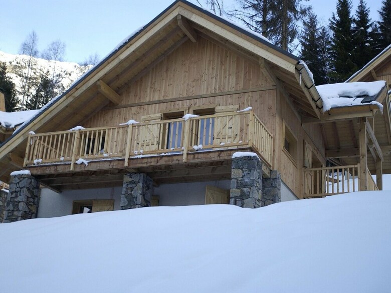 Warm Chalet In Oz With Ski Storage, Balcony,terrace, Heating