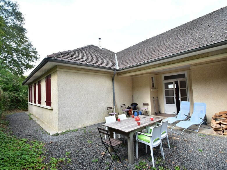 Serene Holiday Home In Cuzy With Swimming Pool