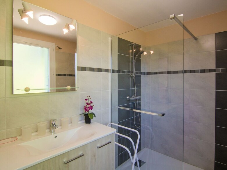 Cosy Holiday Home With All Modern Comforts, Set On A Hill With Nice Views