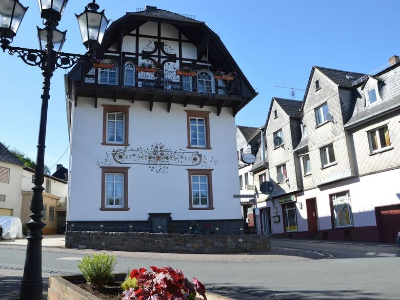 Luxurious Apartment In Ulmen Near Lake