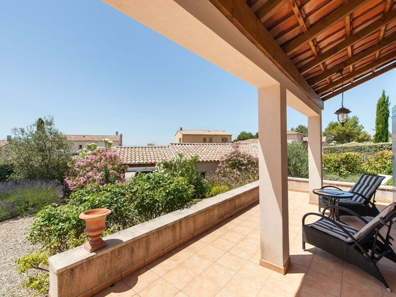 Modern Villa In Saumane-de-vaucluse With Swimming Pool