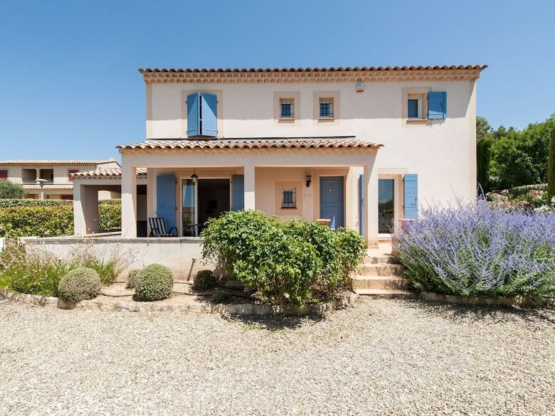Modern Villa In Saumane-de-vaucluse With Swimming Pool
