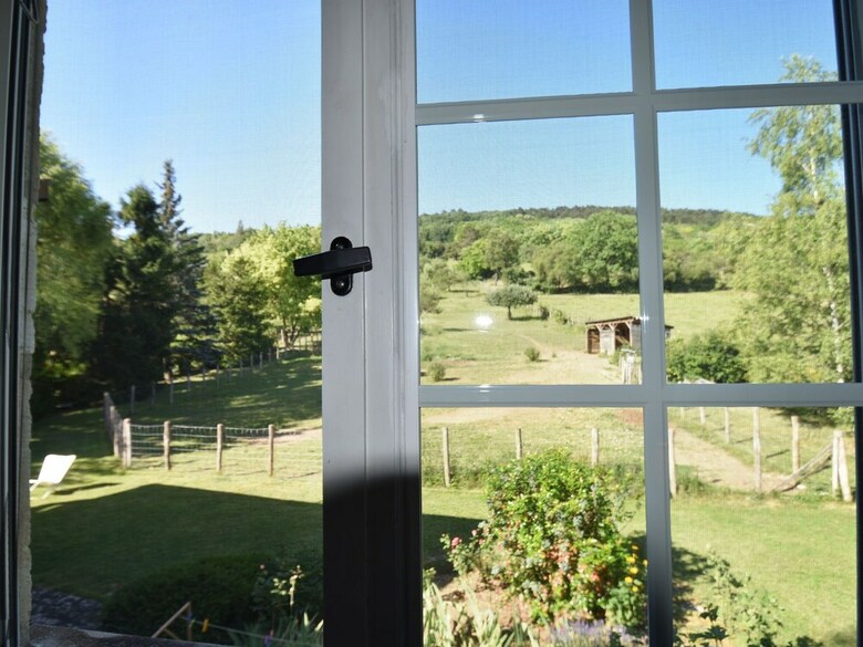 Modern Holiday Home In Vault-de-lugny With Meadow View