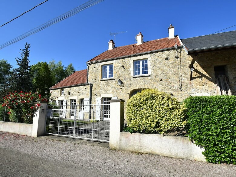 Modern Holiday Home In Vault-de-lugny With Meadow View