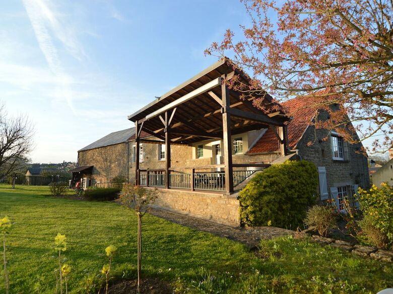 Modern Holiday Home In Vault-de-lugny With Meadow View