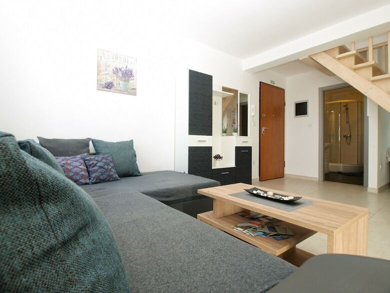 Apartment 1819