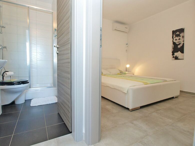 Apartment 1819