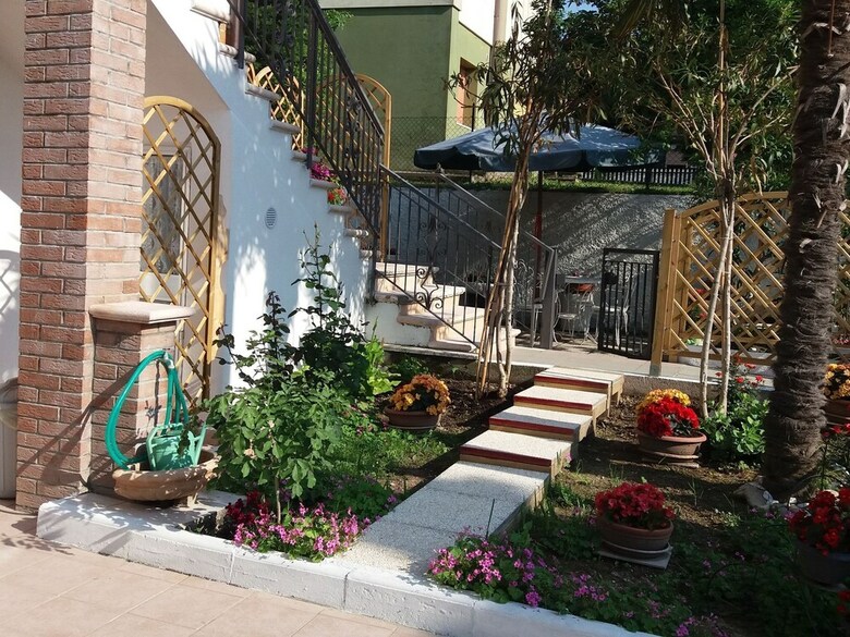Pleasant Apartment With Courtyard, Terrace, Parasol, Balcony