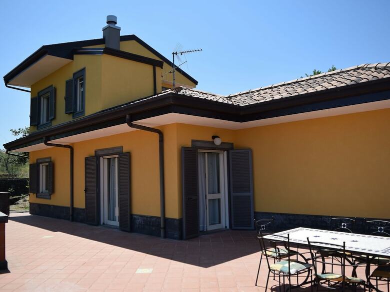 Charming Holiday Home In Piedimonte Etneo With Pool