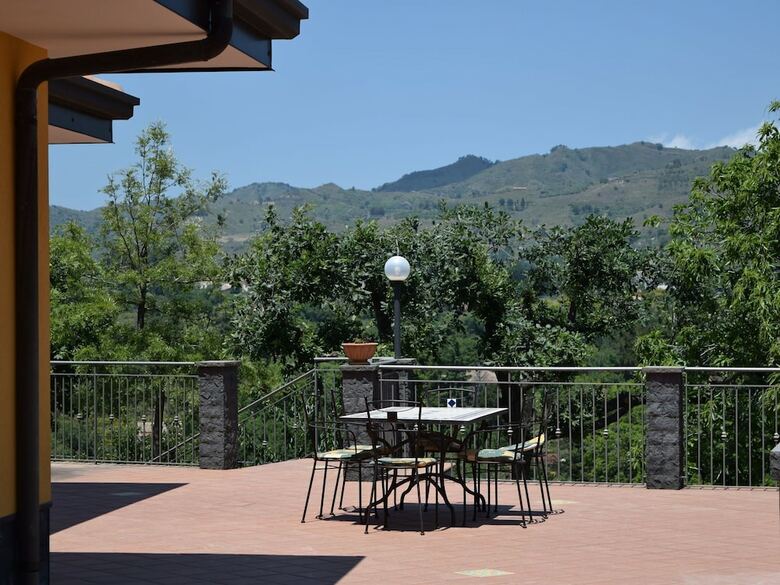 Charming Holiday Home In Piedimonte Etneo With Pool