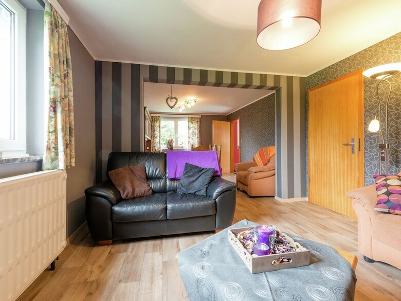 Lovely, Detached House