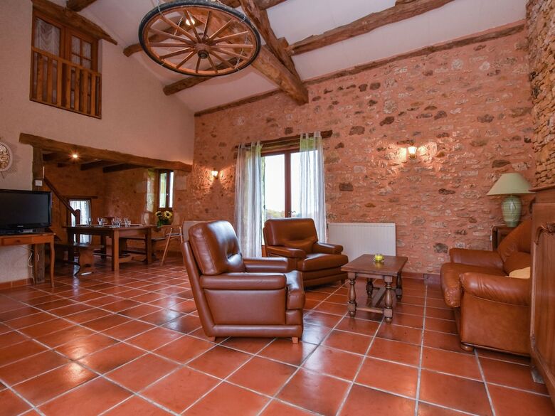 Lovely Holiday Home In Biron With Swimming Pool