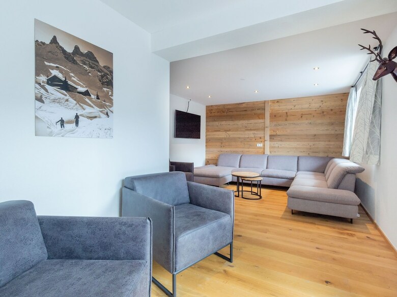 Large Luxury Chalet, Ski Slopes And Center Accessible On Foot