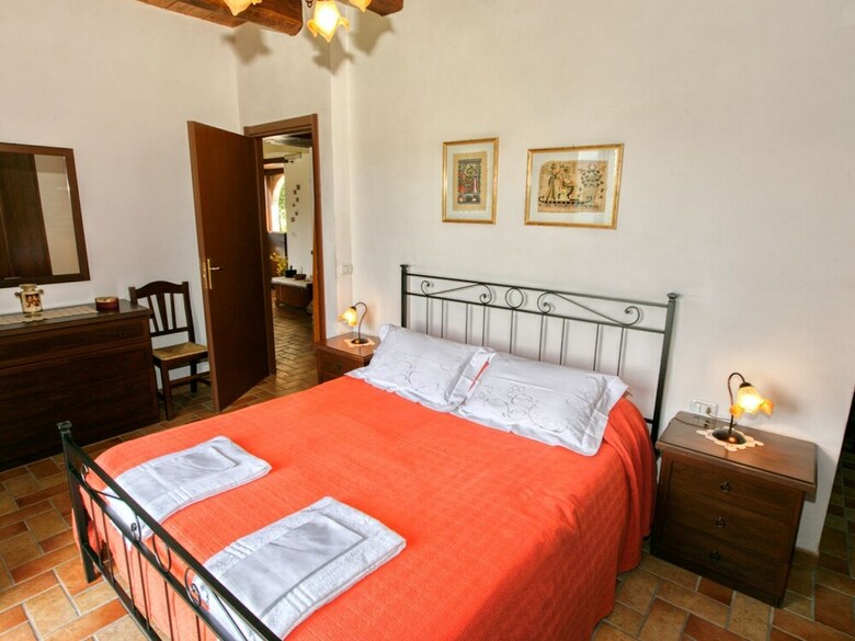 Vibrant Cottage Near Lake In Bomba