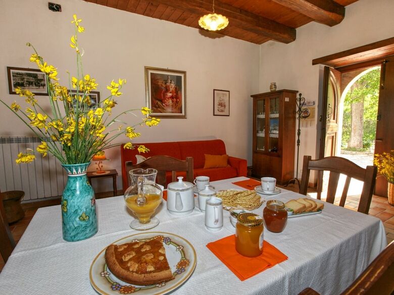 Vibrant Cottage Near Lake In Bomba