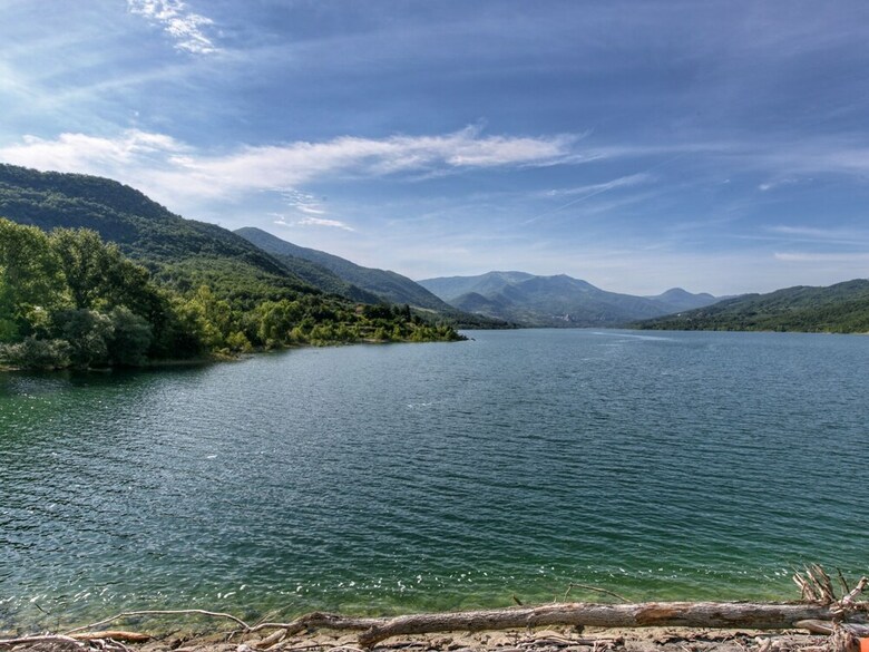 Vibrant Cottage Near Lake In Bomba