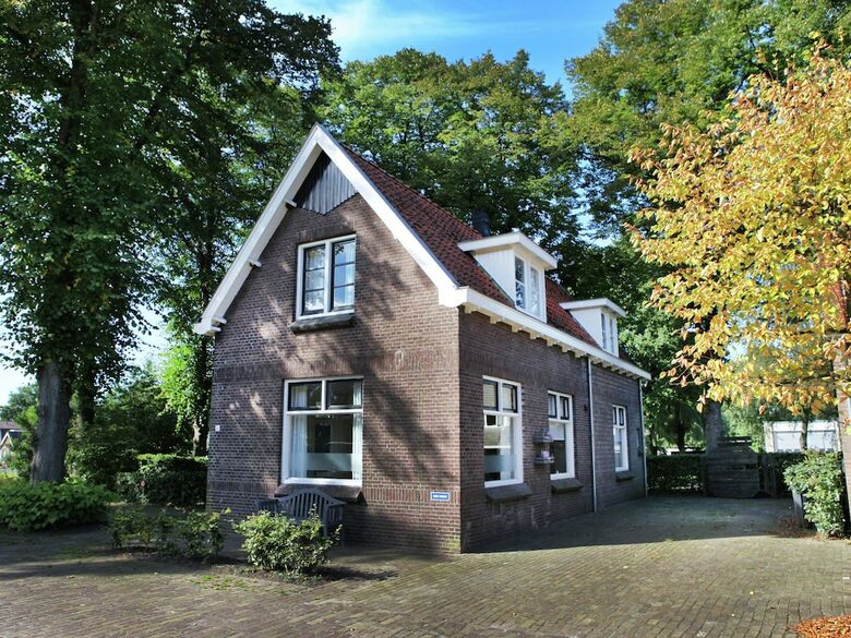 Cozy Holiday Home By The Canal In Dwingeloo