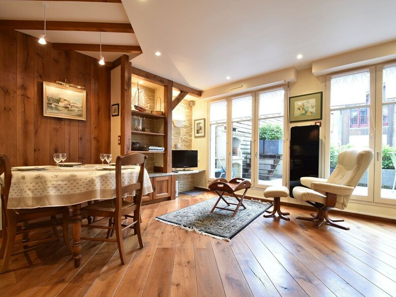 Cosy Apartment In Honfleur With A Private Garden