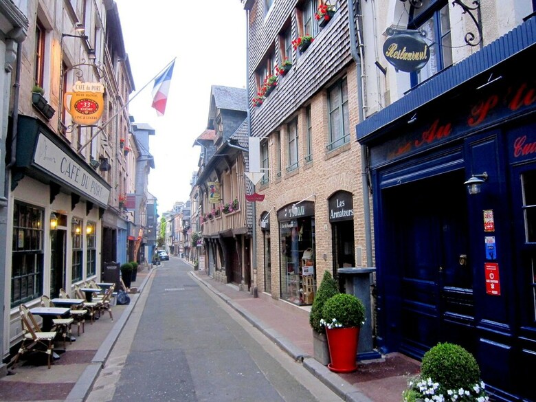 Cosy Apartment In Honfleur With A Private Garden