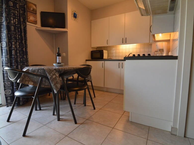 Luxurious Apartment In Bredene With Swimming Pool