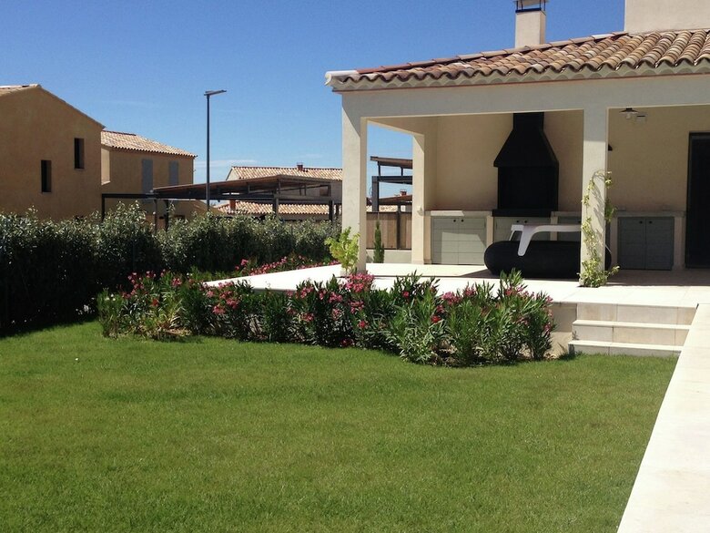 Vibrant Villa In Malauc�ne With Private Garden
