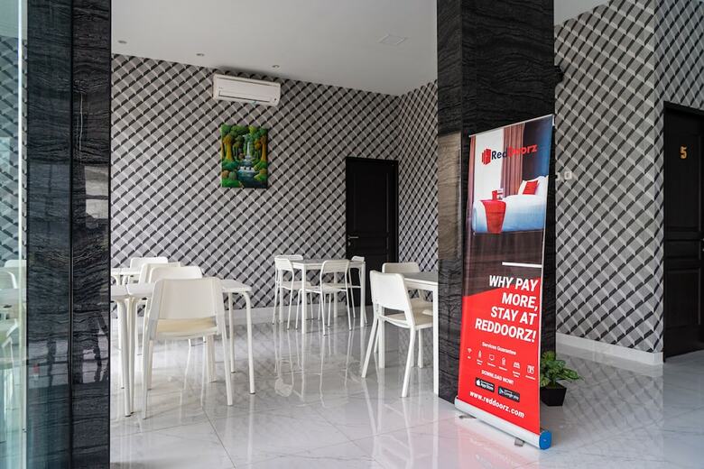 Hotel Reddoorz Plus Near Teras Kota 3