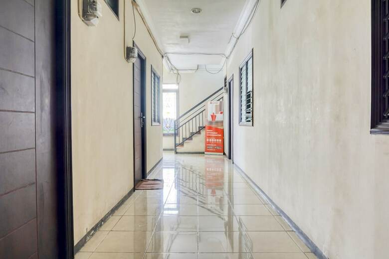 Hotel Reddoorz Near Widya Mandala University