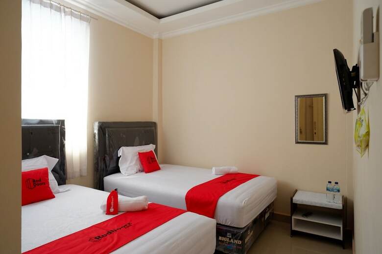 Hotel Reddoorz Near Millenium Waterpark Palu