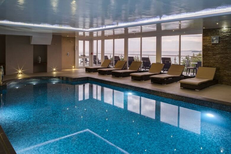 Surf Break 2bd St Ives Apartment W/ Sea Views+spa Experience