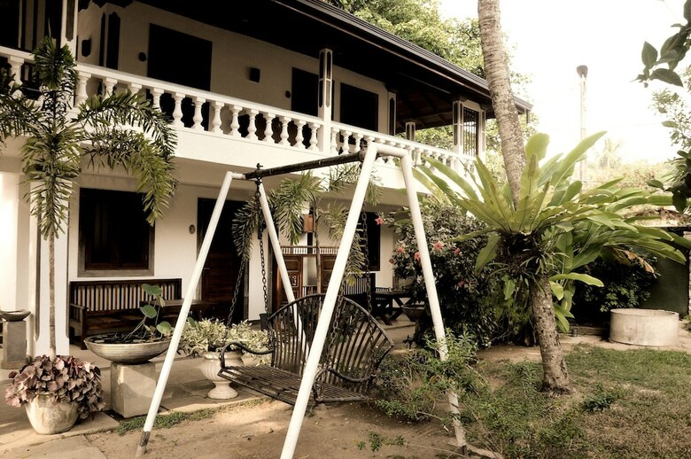 Happy Banana Hotel & Restaurant