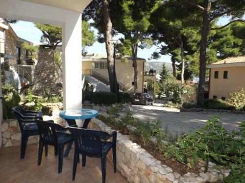 Apartments & Rooms Ruzmarin