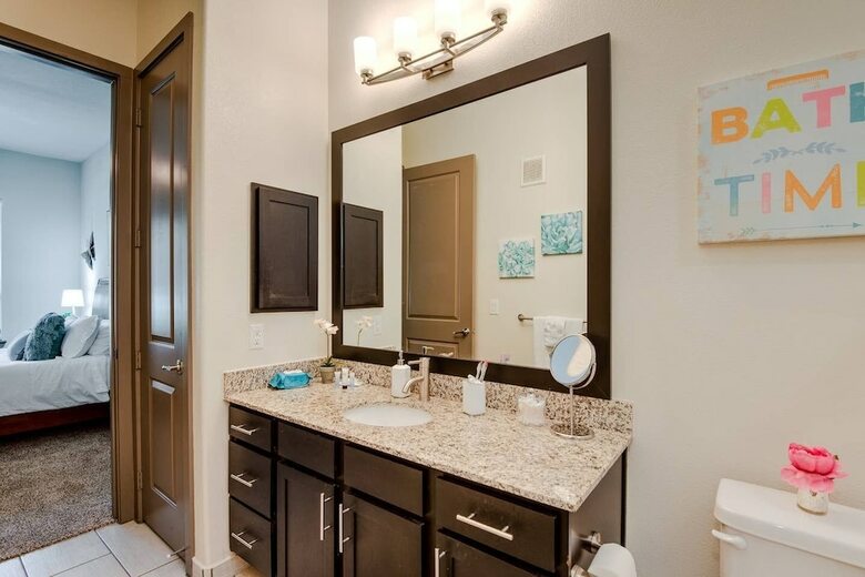 Upscale Condo Close To Downtown - Parking Included
