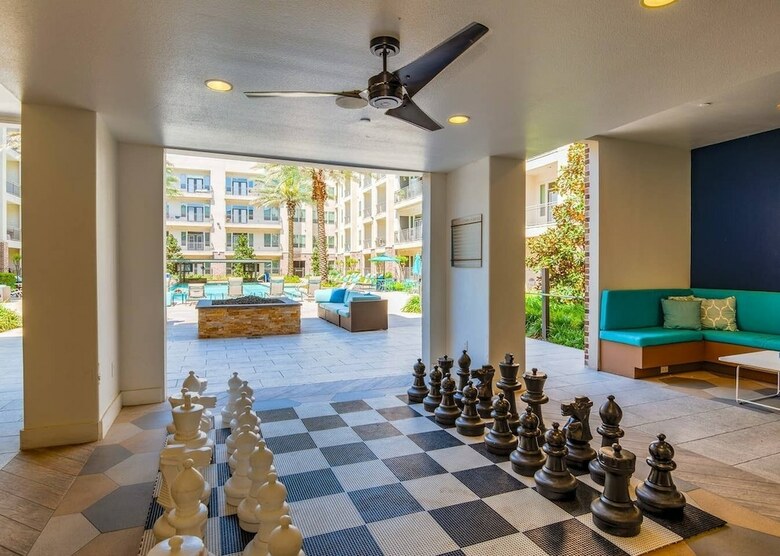 Upscale Condo Close To Downtown - Parking Included
