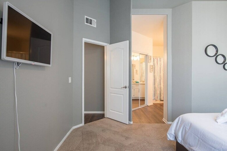 Villa Quiet Home 9 Minutes To Strip Balcony & Pool