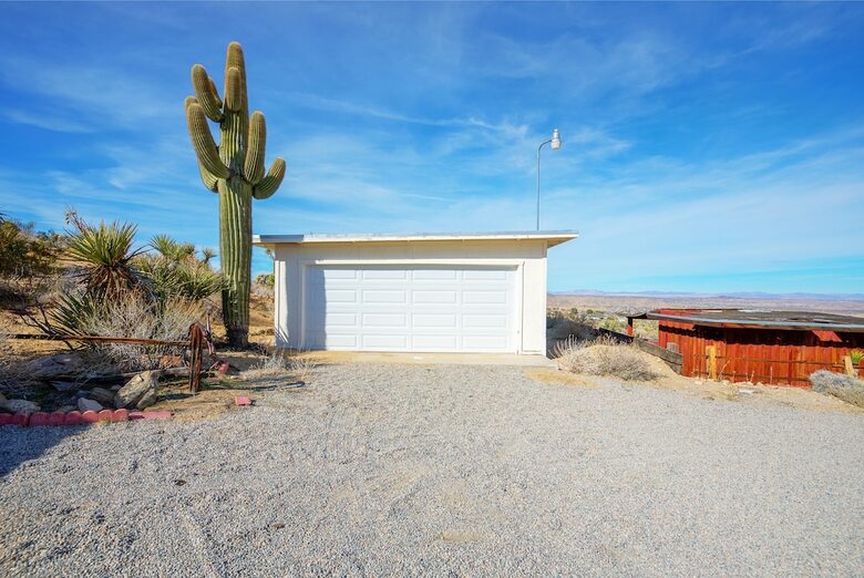 Classic 1960s Cottage On 10 Acres With Jacuzzi!