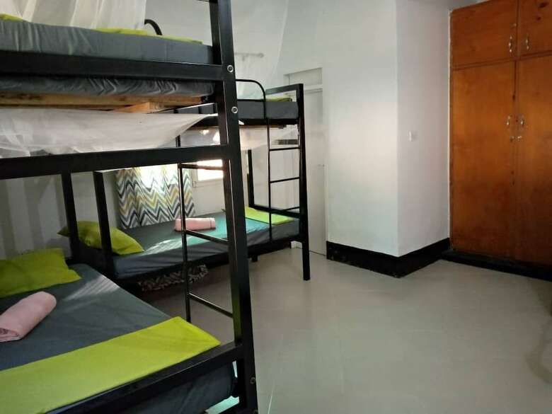 Hostal L & J Modern Backpackers