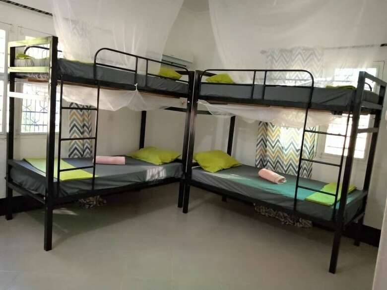 Hostal L & J Modern Backpackers