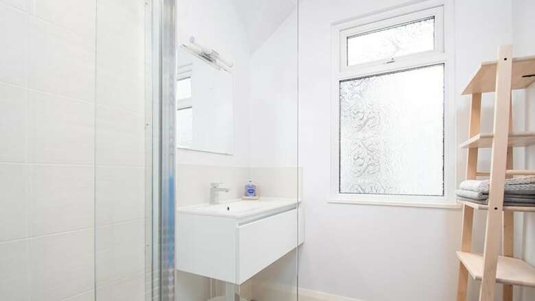 Gwylan Apartment In Penrhyn Bay, Modern And Beautifully Presented
