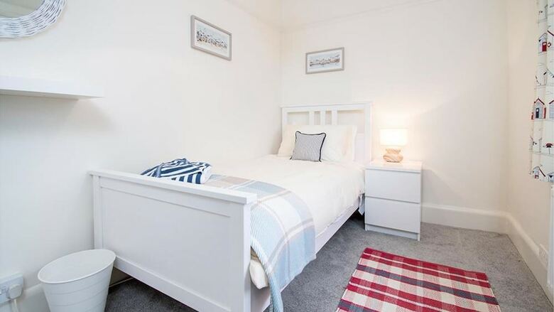 Gwylan Apartment In Penrhyn Bay, Modern And Beautifully Presented