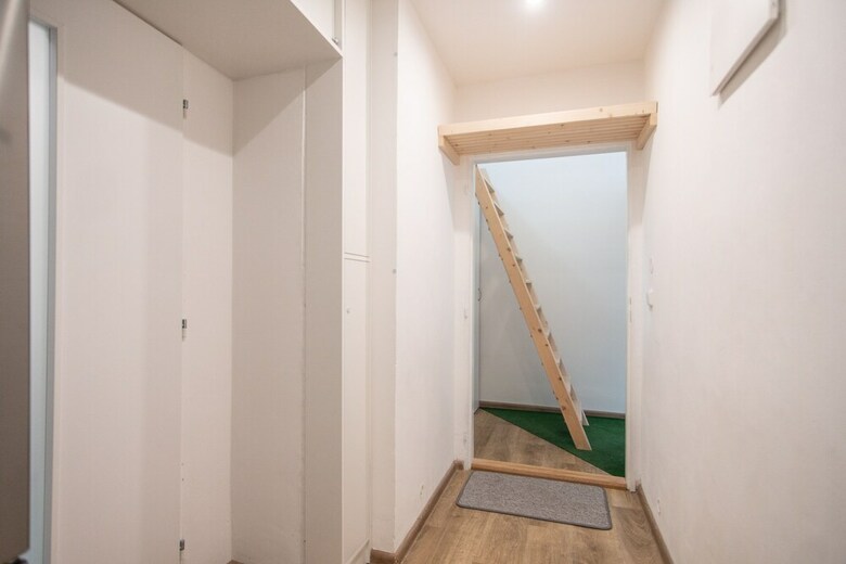 Great Looking Apartment Few Steps Away From Bus & Train Station