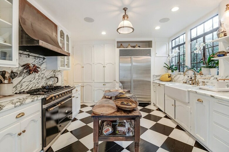 Pearl Of The Hollywood Hills