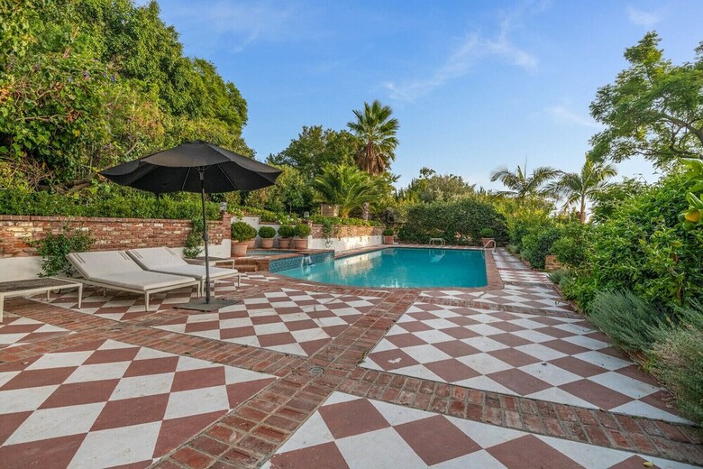 Pearl Of The Hollywood Hills