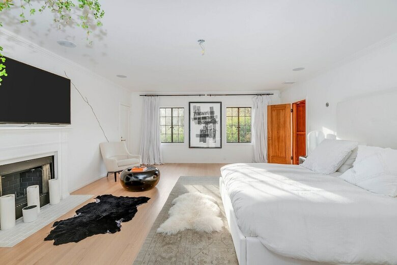 Pearl Of The Hollywood Hills