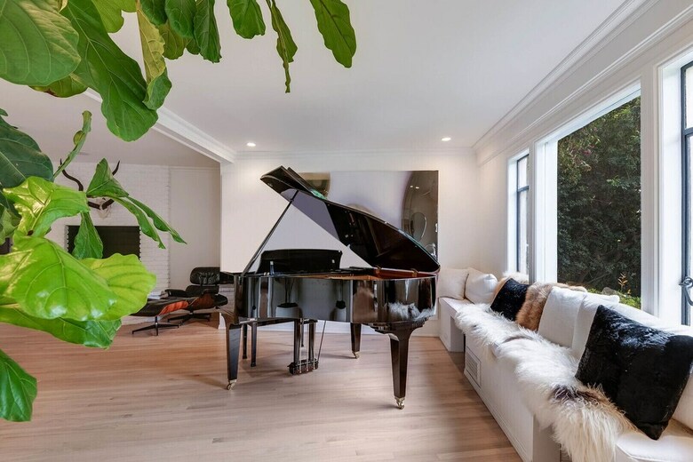 Pearl Of The Hollywood Hills
