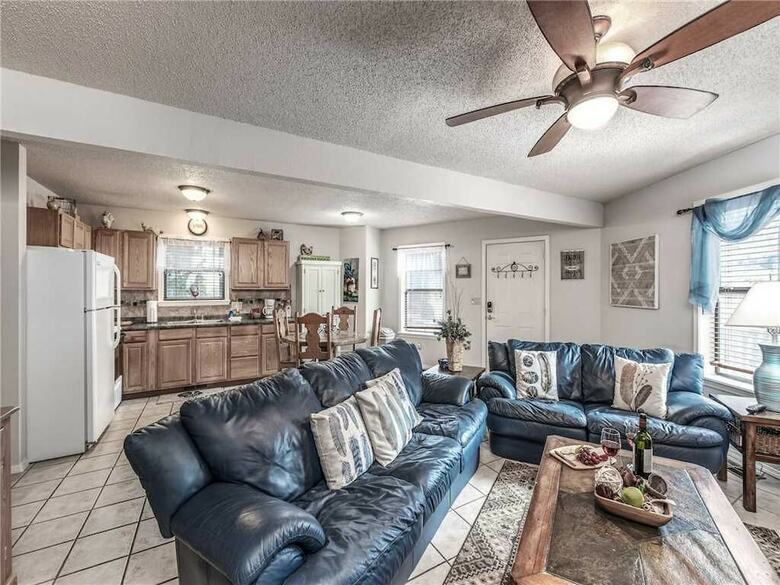 Cabana Horse Feathers, 3 Bedrooms, Pool Table, Sleeps 6